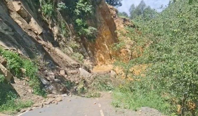 चंबा के साहो मार्ग को बहाल करने में जुटी जेसीबी मशीन।संवाद चंबा के साहो मार्ग को बहाल करने में जुटी जेसीबी मशीन।संवाद