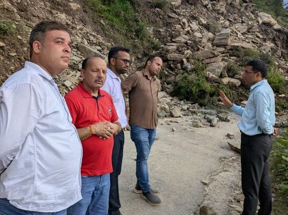 चंबा के साहो मार्ग को बहाल करने में जुटी जेसीबी मशीन।संवाद चंबा के साहो मार्ग को बहाल करने में जुटी जेसीबी मशीन।संवाद