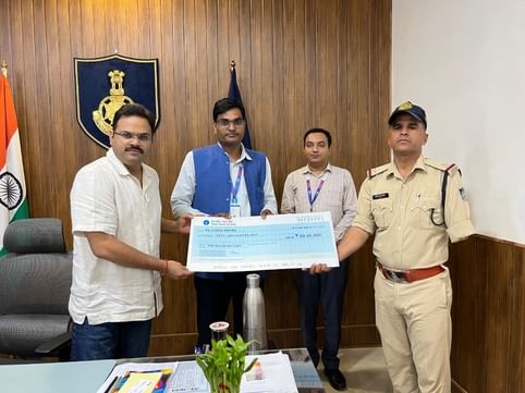 चैक देते एसपी श्रुतकीर्ति सोमवंशी