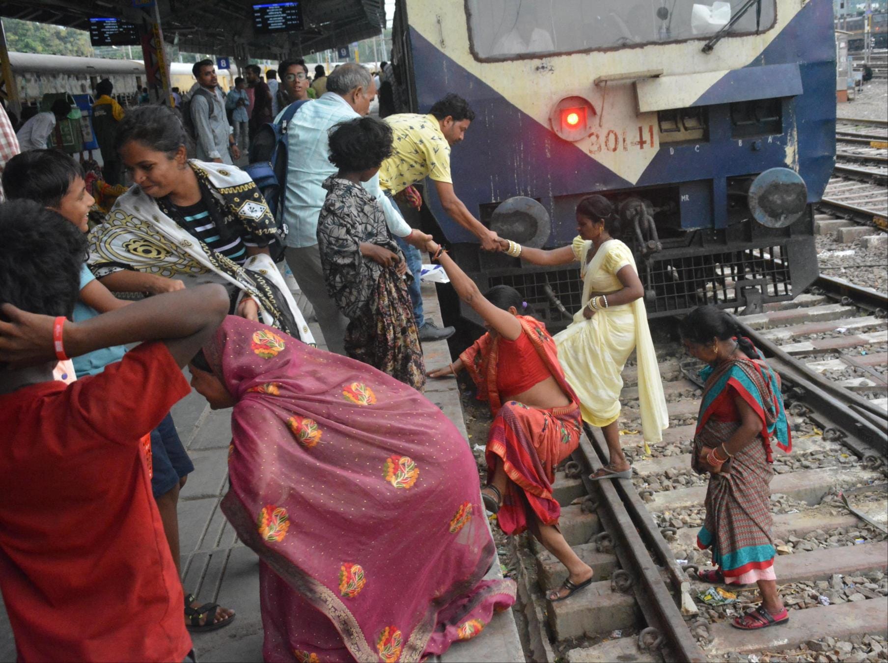 चारबाग में प्लेटफार्म नंबर नौ पर जाने के लिए लोग रेलवे ट्रैक से गुजरते दिखे। 