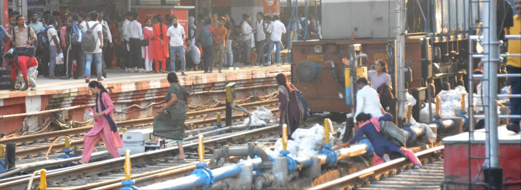 चारबाग में प्लेटफार्म नंबर नौ पर जाने के लिए लोग रेलवे ट्रैक से गुजरते दिखे। 