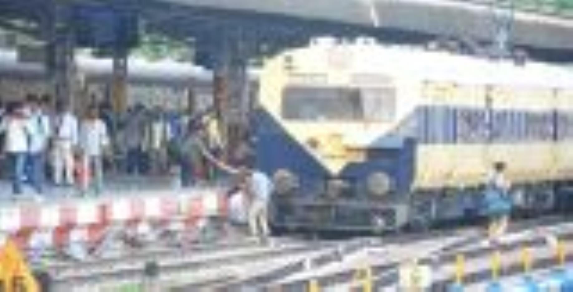 चारबाग में प्लेटफार्म नंबर नौ पर जाने के लिए लोग रेलवे ट्रैक से गुजरते दिखे। 