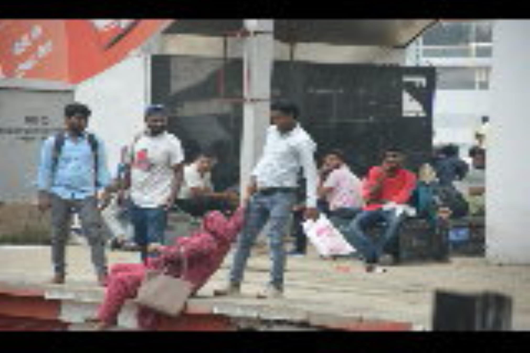 चारबाग में प्लेटफार्म नंबर नौ पर जाने के लिए लोग रेलवे ट्रैक से गुजरते दिखे। 