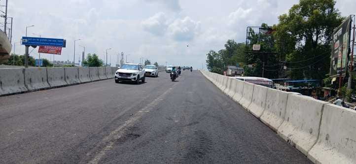 फ्लाईओवर से  गुजरते हुए वाहन