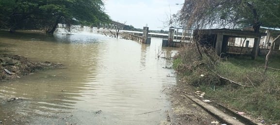 फोटो-09एयूआरपी -09 एयूआरपी 22 गौहानी कलां मार्ग पर चलती नाव से आवागमन करते ग्रामीण। संवाद