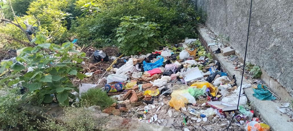 फोटो संख्या:63-कमला धर्मशाला  के पास लगा गंदगी का ढ़ेर--संवाद