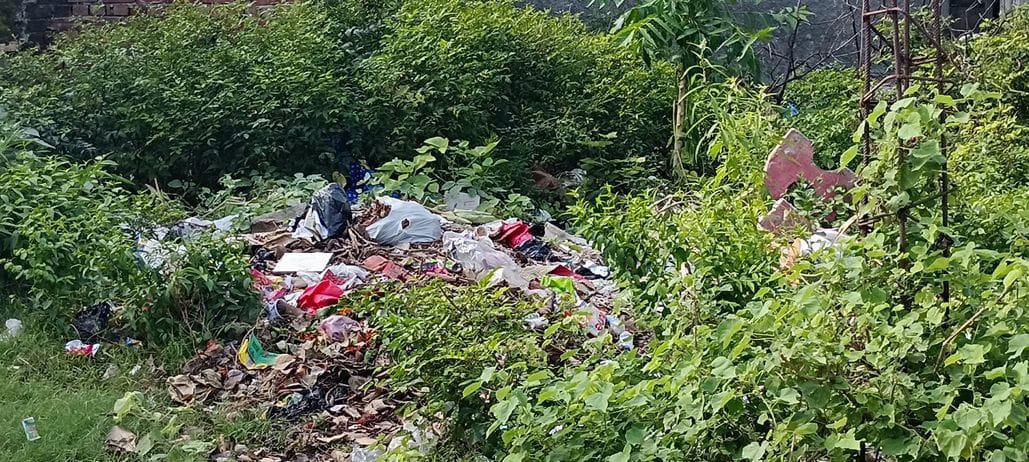 फोटो संख्या:63-कमला धर्मशाला  के पास लगा गंदगी का ढ़ेर--संवाद