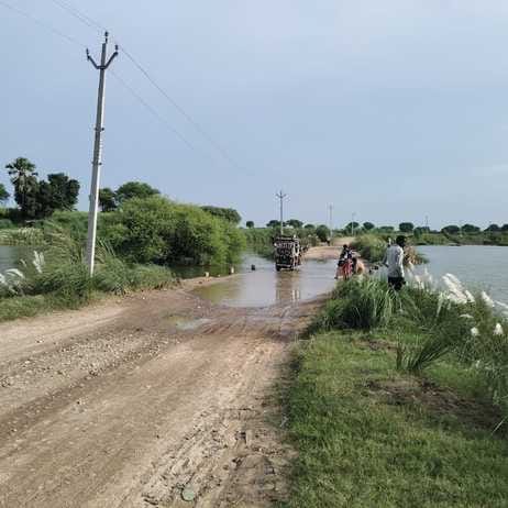 गंगा नदी के जल स्तर बढ़ने पर डूबा कड़ा के कुबरी घाट पर बना चार्जिग स्टेशन। संवाद