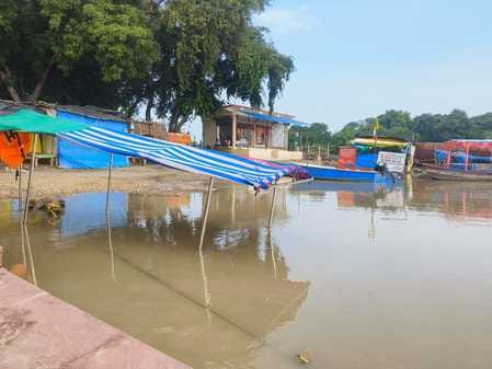 गंगा नदी के जल स्तर बढ़ने पर डूबा कड़ा के कुबरी घाट पर बना चार्जिग स्टेशन। संवाद