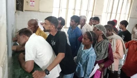 जिला अस्पताल में लगी मरीजों की लाइन। संवाद जिला अस्पताल में लगी मरीजों की लाइन। संवाद