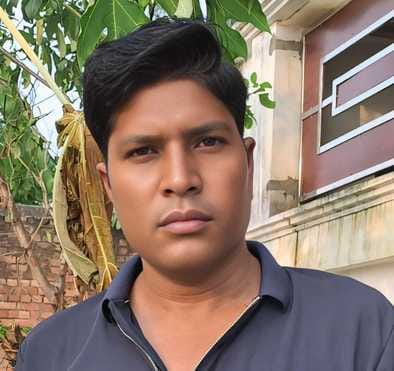 जलभराव के चलते सर पर बैग लेकर गुजरते बच्चे। संवाद जलभराव के चलते सर पर बैग लेकर गुजरते बच्चे। संवाद