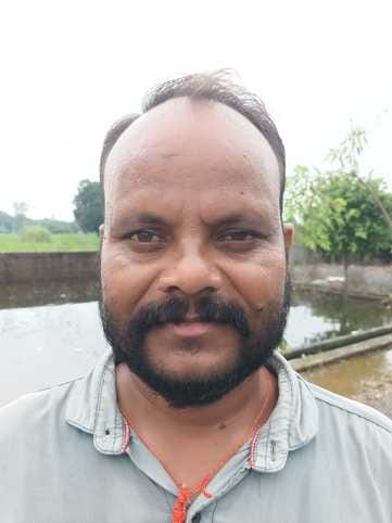 जलभराव के चलते सर पर बैग लेकर गुजरते बच्चे। संवाद जलभराव के चलते सर पर बैग लेकर गुजरते बच्चे। संवाद