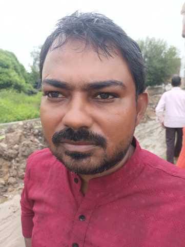 जलभराव के चलते सर पर बैग लेकर गुजरते बच्चे। संवाद जलभराव के चलते सर पर बैग लेकर गुजरते बच्चे। संवाद
