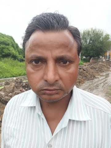 जलभराव के चलते सर पर बैग लेकर गुजरते बच्चे। संवाद जलभराव के चलते सर पर बैग लेकर गुजरते बच्चे। संवाद