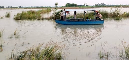 जलालाबाद के ग्राम कसारी में पानी भरे रास्ते से निकलते ग्रामीण। संवाद जलालाबाद के ग्राम कसारी में पानी भरे रास्ते से निकलते ग्रामीण। संवाद