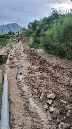 कुहल पंचायत में भूस्खलन से सड़क संपर्क मार्ग नामोनिशान