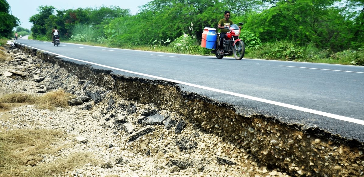 ककरा न्यू सिटी में नगर निगम के सामने बाढ़ के पानी से कटी सड़क। संवाद ककरा न्यू सिटी में नगर निगम के सामने बाढ़ के पानी से कटी सड़क। संवाद