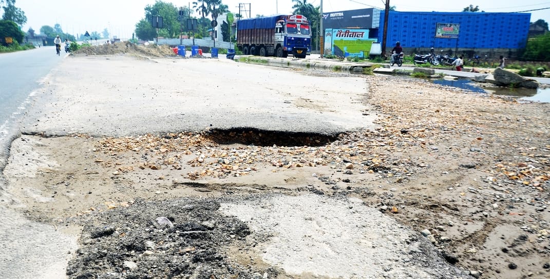 ककरा न्यू सिटी में नगर निगम के सामने बाढ़ के पानी से कटी सड़क। संवाद ककरा न्यू सिटी में नगर निगम के सामने बाढ़ के पानी से कटी सड़क। संवाद