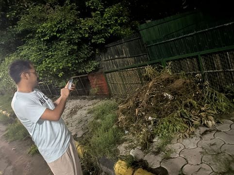 कुरुक्षेत्र। कोर्ट परिसर सेक्टर सात में सफाई व्यवस्था का जायजा लेते उपायुक्त विश्राम कुमार मीणा