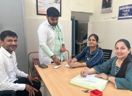 कुरुक्षेत्र। मरीज का उपचार करती डॉ. रिया।  