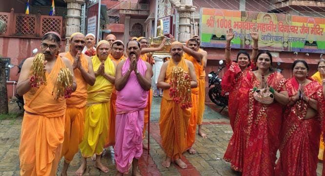 क्षमावाणी पर्व पर धूमधाम से निकाली पालकी यात्रा क्षमावाणी पर्व पर धूमधाम से निकाली पालकी यात्रा