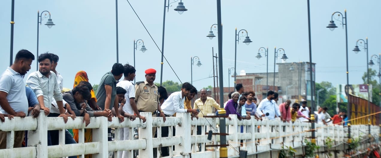 खन्नौत नदी के पुल पर खड़ी आदित्य सक्सेना की बाइक। संवाद खन्नौत नदी के पुल पर खड़ी आदित्य सक्सेना की बाइक। संवाद