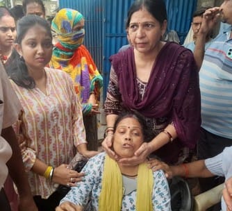 खन्नौत नदी के पुल पर खड़ी आदित्य सक्सेना की बाइक। संवाद खन्नौत नदी के पुल पर खड़ी आदित्य सक्सेना की बाइक। संवाद