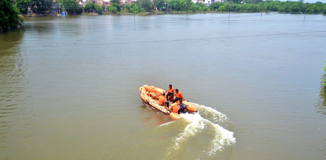 खन्नौत नदी के पुल पर खड़ी आदित्य सक्सेना की बाइक। संवाद खन्नौत नदी के पुल पर खड़ी आदित्य सक्सेना की बाइक। संवाद