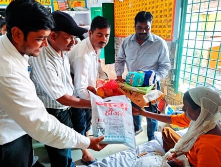मोहल्ला सुभाषनगर स्थित प्राथमिक विद्यालय में बानाए गए बाढ़ राहत शिविर में महिला ने बच्चे को द मोहल्ला सुभाषनगर स्थित प्राथमिक विद्यालय में बानाए गए बाढ़ राहत शिविर में महिला ने बच्चे को द