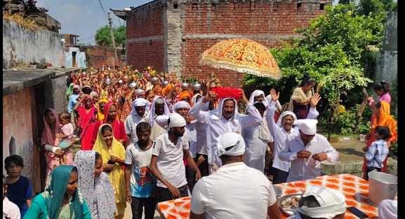 नागली गांव के मंदिर में श्रीमद् भागवत कथा का कलश स्थापित करते श्रद्धालु स्रोत संवाद नागली गांव के मंदिर में श्रीमद् भागवत कथा का कलश स्थापित करते श्रद्धालु स्रोत संवाद