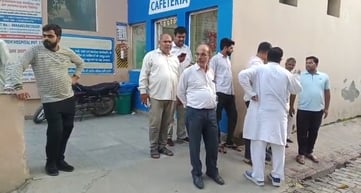 निजी अस्पताल के बाहर लगी घायल के परिजनों की भीड़। सोशल मीडिया निजी अस्पताल के बाहर लगी घायल के परिजनों की भीड़। सोशल मीडिया