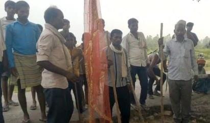 पिसावां क्षेत्र के सिकटहुली व हरनी खुर्द के मध्य मिले तेंदुए के पगचिह्न। पिसावां क्षेत्र के सिकटहुली व हरनी खुर्द के मध्य मिले तेंदुए के पगचिह्न।
