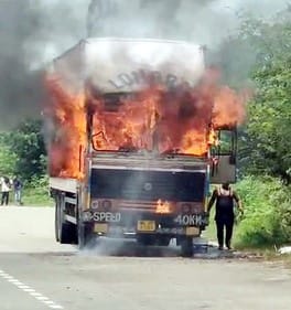 रोजा में हादसे के बाद जली कार। संवाद