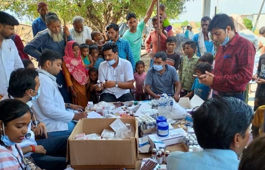 राजकीय मेडिकल कॉलेज की ओपीडी में जांच करते डॉक्टर। संवाद