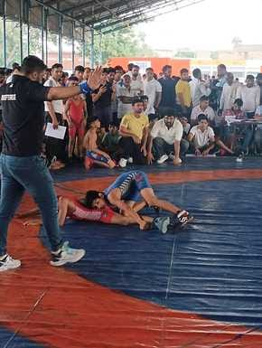 राज्य स्तरीय खेलकूद प्रतियोगिता की कुश्ती में दांव लगाते खिलाड़ी। संवाद राज्य स्तरीय खेलकूद प्रतियोगिता की कुश्ती में दांव लगाते खिलाड़ी। संवाद