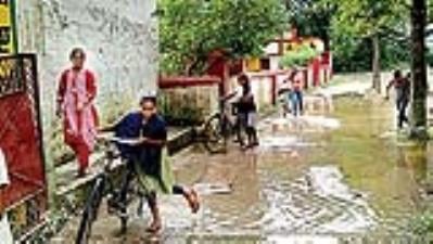 रामपुर मथुरा क्षेत्र के सुन्दरपुरवा गांव में कटान करती सरयू नदी। रामपुर मथुरा क्षेत्र के सुन्दरपुरवा गांव में कटान करती सरयू नदी।