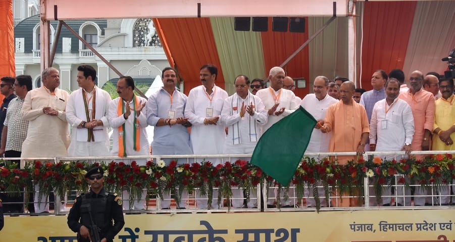सहारनपुर के अंबाला रोड पर आयोजित कार्यक्रम में मुख्यमंत्री योगी आदित्यनाथ का स्वागत करते राज्य सहारनपुर के अंबाला रोड पर आयोजित कार्यक्रम में मुख्यमंत्री योगी आदित्यनाथ का स्वागत करते राज्य