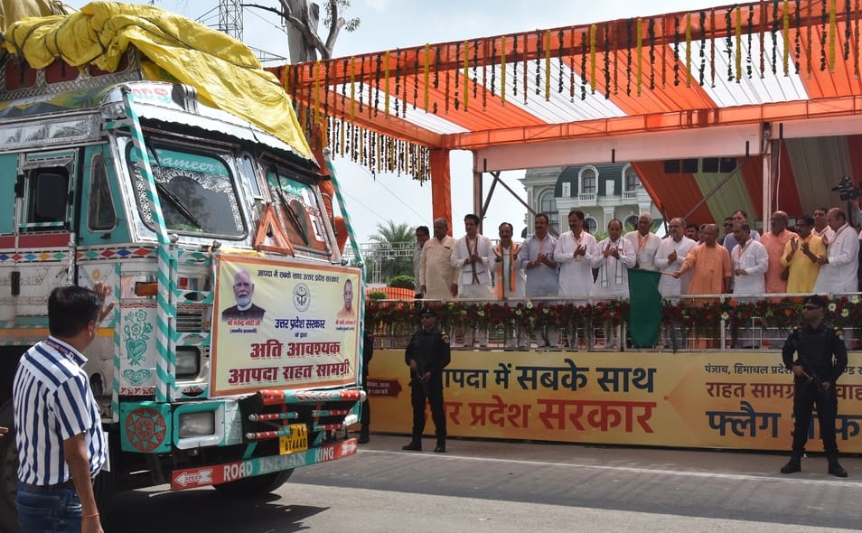 सहारनपुर के अंबाला रोड पर आयोजित कार्यक्रम में मुख्यमंत्री योगी आदित्यनाथ का स्वागत करते राज्य सहारनपुर के अंबाला रोड पर आयोजित कार्यक्रम में मुख्यमंत्री योगी आदित्यनाथ का स्वागत करते राज्य