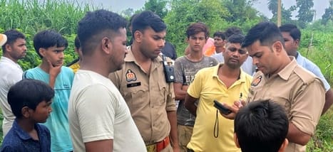 तिलहर मेंं इसी हाई टेंशन लाइन में लगी मिक्सर मशीन। संवाद तिलहर मेंं इसी हाई टेंशन लाइन में लगी मिक्सर मशीन। संवाद