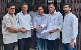 दौराला- भारतीय किसान संघ के पदाधिकारी एडीओ को ज्ञापन सौंपते। स्रोत : संगठन दौराला- भारतीय किसान संघ के पदाधिकारी एडीओ को ज्ञापन सौंपते। स्रोत : संगठन