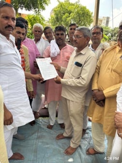 दौराला- भारतीय किसान संघ के पदाधिकारी एडीओ को ज्ञापन सौंपते। स्रोत : संगठन दौराला- भारतीय किसान संघ के पदाधिकारी एडीओ को ज्ञापन सौंपते। स्रोत : संगठन