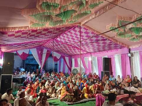 दौराला - दौराला में कथा का वर्णन करतीं कथा वाचिका आराधिका। स्रोत : आयोजक दौराला - दौराला में कथा का वर्णन करतीं कथा वाचिका आराधिका। स्रोत : आयोजक