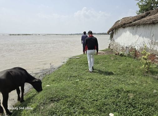 उसहैत क्षेत्र के बाढ़ पीड़ितों को दवा देती स्वास्थ्य विभाग की टीम। संवाद