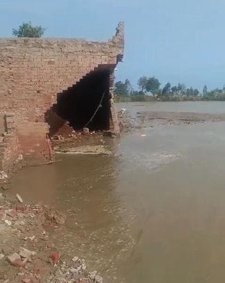 उसहैत क्षेत्र के बाढ़ पीड़ितों को दवा देती स्वास्थ्य विभाग की टीम। संवाद