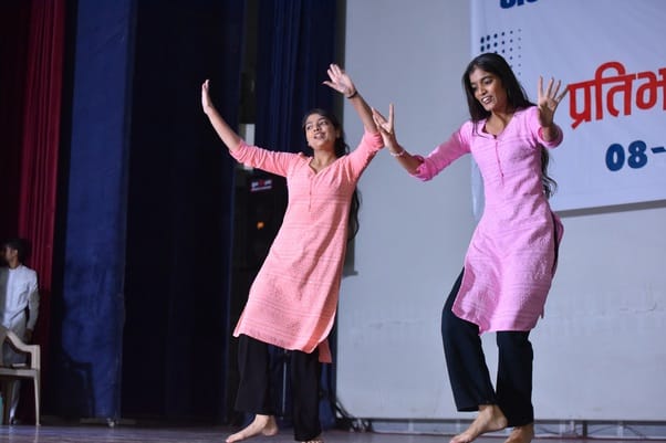 09jjrp03- राजकीय नेहरू कॉलेज में आयोतित प्रतिभा खोज प्रतियोगिता में नृत्य करती छात्रा। स्रोत-कॉ 09jjrp03- राजकीय नेहरू कॉलेज में आयोतित प्रतिभा खोज प्रतियोगिता में नृत्य करती छात्रा। स्रोत-कॉ