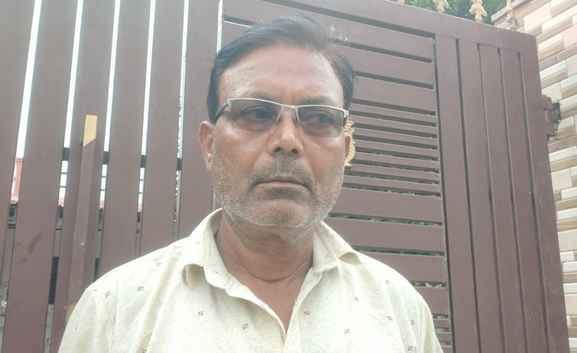 09jjrp14- देव नगर कालोनी में घरों के बाहर मुख्य गली में जमा काई युक्त गंदे पानी से गुजरती महिला 09jjrp14- देव नगर कालोनी में घरों के बाहर मुख्य गली में जमा काई युक्त गंदे पानी से गुजरती महिला