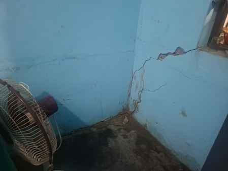 09jjrp14- देव नगर कालोनी में घरों के बाहर मुख्य गली में जमा काई युक्त गंदे पानी से गुजरती महिला 09jjrp14- देव नगर कालोनी में घरों के बाहर मुख्य गली में जमा काई युक्त गंदे पानी से गुजरती महिला