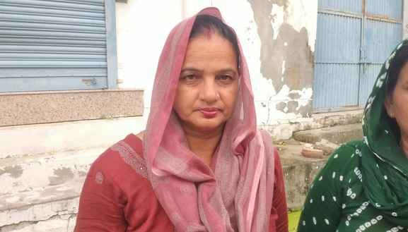 09jjrp14- देव नगर कालोनी में घरों के बाहर मुख्य गली में जमा काई युक्त गंदे पानी से गुजरती महिला 09jjrp14- देव नगर कालोनी में घरों के बाहर मुख्य गली में जमा काई युक्त गंदे पानी से गुजरती महिला