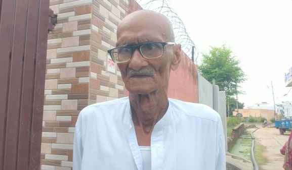 09jjrp14- देव नगर कालोनी में घरों के बाहर मुख्य गली में जमा काई युक्त गंदे पानी से गुजरती महिला 09jjrp14- देव नगर कालोनी में घरों के बाहर मुख्य गली में जमा काई युक्त गंदे पानी से गुजरती महिला