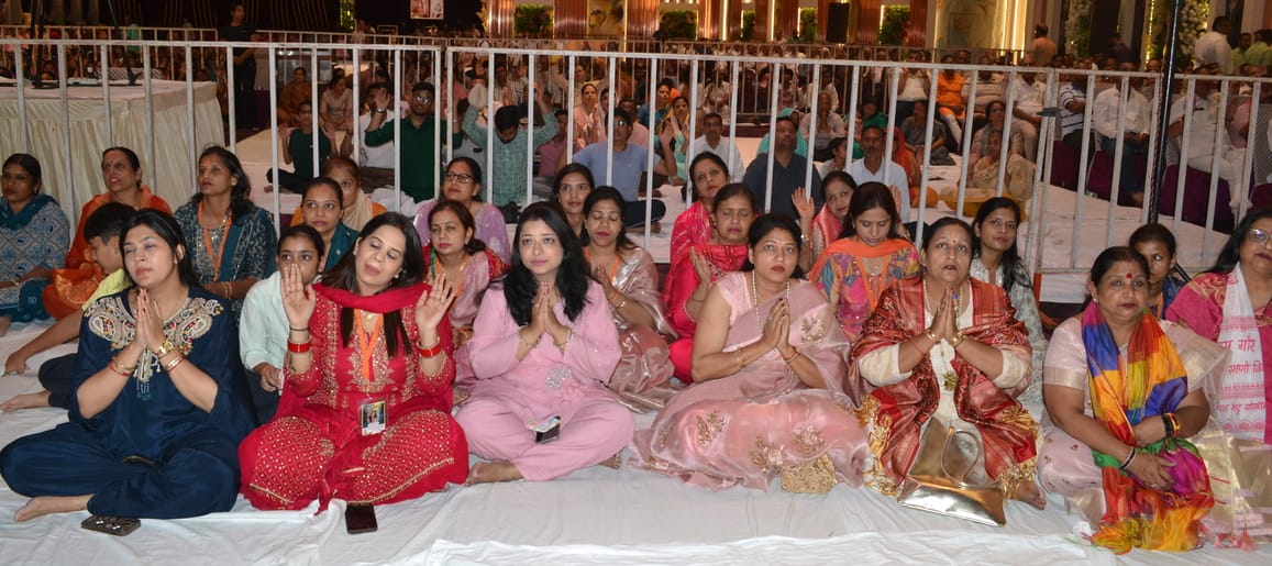 10... पुंडरीक गोस्वामी के प्रवचन सुनते श्रद्धालु। संवाद 10... पुंडरीक गोस्वामी के प्रवचन सुनते श्रद्धालु। संवाद